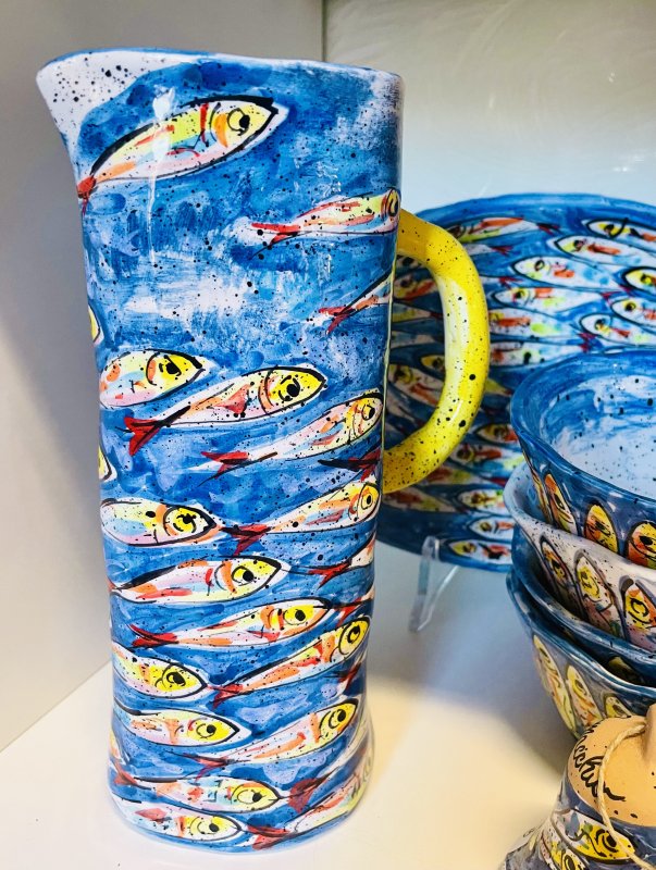 Caraffa con alici colorate 